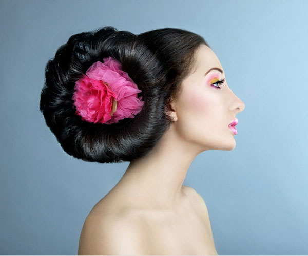 A flattering headpiece.